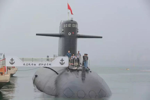 在长征一号”核潜艇”上的孩子和军人