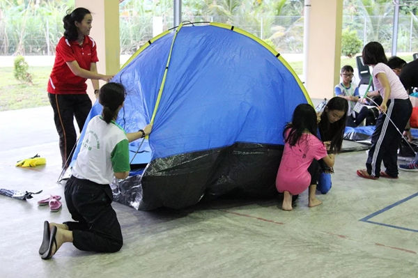 孩子们正在搭建帐篷