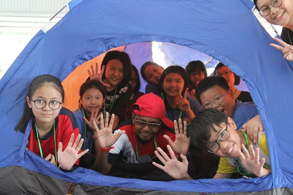 孩子们在搭建好的帐篷里合影