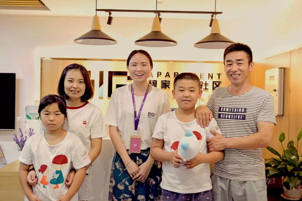 葛峰、葛琦兄妹和爸爸妈妈在深圳团圆