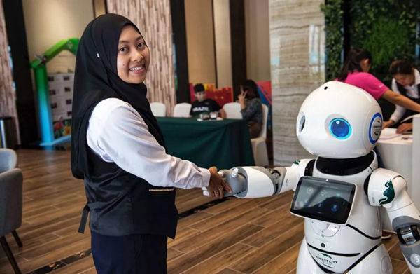 机器人“森森”与森林城市物业握手